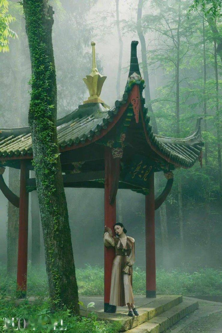 逃离海滩的女孩